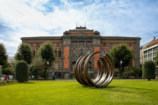 Kunst am Bau beauftragen: So entstehen maßgeschneiderte künstlerische Lösungen für Ihre Architektur